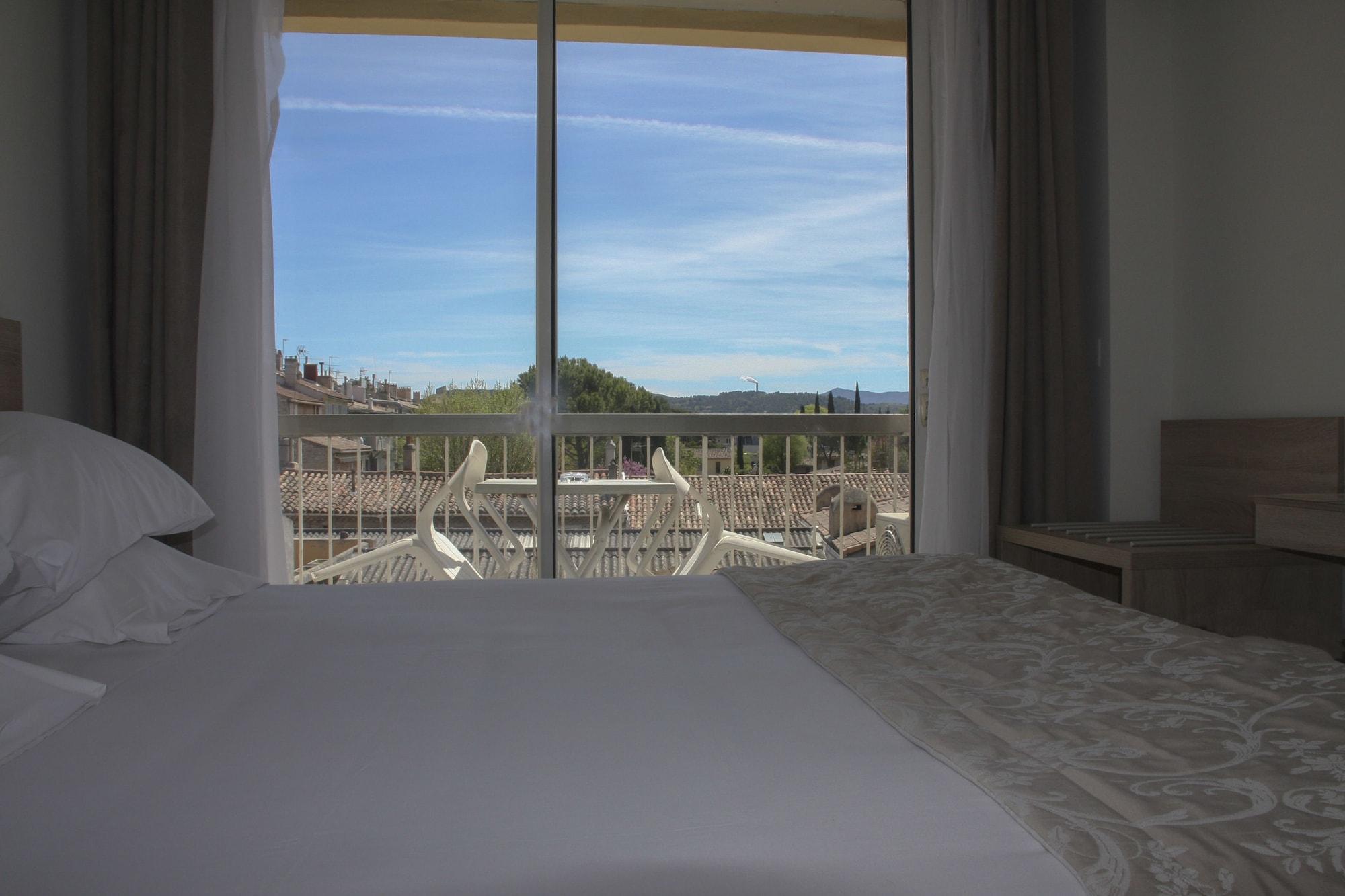 Le Concorde Hotel 3*