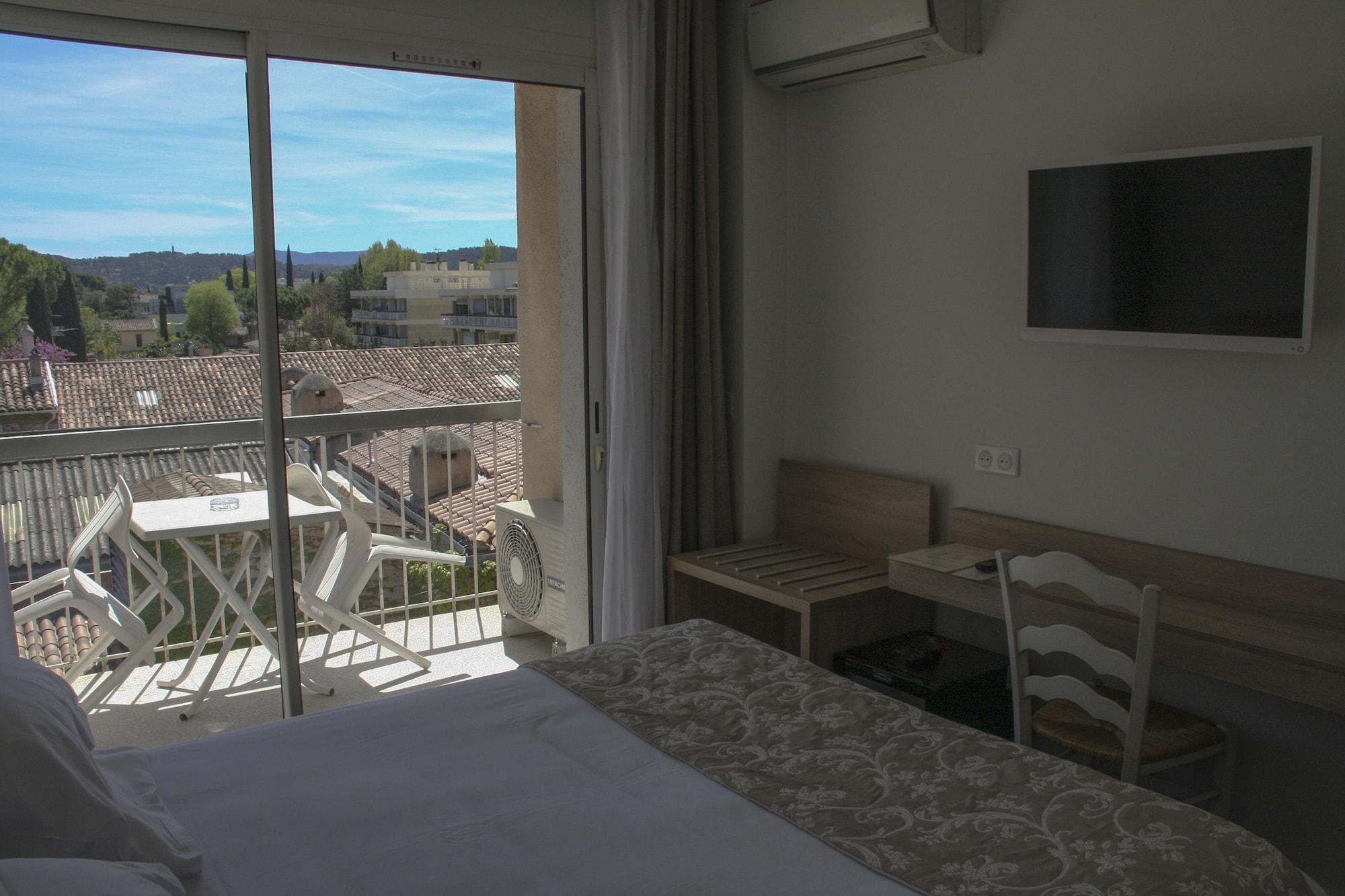 Le Concorde Hotel 3*