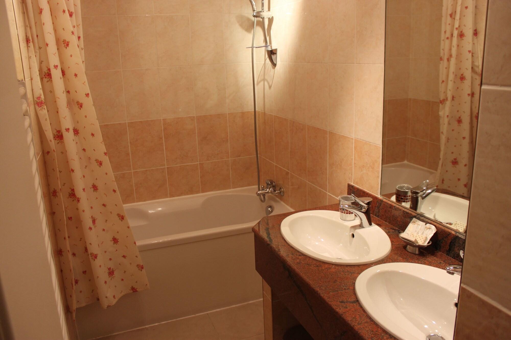Le Concorde Hotel